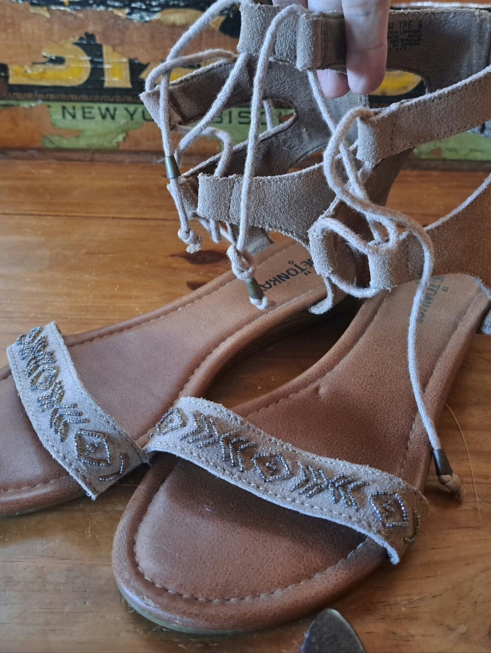 Minnetonka Paloma Gladiator Sandals Women's 8 Tan Suede Lace Up Beaded Boho